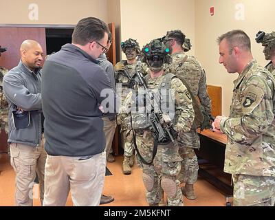 Soldaten des 1. Brigaden-Kampfteams „Bastogne“, 101. Luftwaffe (Luftangriff) präsentieren Mitgliedern des örtlichen TN/KY Federal Bureau of Investigation Teams bei einem Rundgang in Fort Campbell, Ky., 22. März 2022, eine Infanterie-Einheit mit der wichtigsten Kampfausrüstung der Infanterieeinheiten der schreienden Adler. Ziel dieses Besuchs war es, die Partnerschaft, die Zusammenarbeit und ihr Verständnis der Armee und Fort Campbell als strategischer Partner zu verbessern. Stockfoto