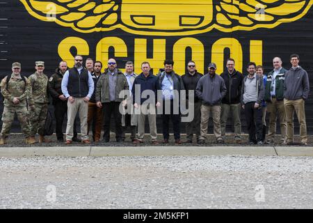 Soldaten des Amtes des Richteranwalts, 101. Luftwaffendivision (Luftangriff), stehen zusammen mit dem Justizministerium und Mitgliedern der lokalen Rechtsgemeinschaft bei einem Besuch in Fort Campbell, Ky. 22. März 2022. Ziel dieses Besuchs war es, die Partnerschaft, die Zusammenarbeit und ihr Verständnis der Armee und Fort Campbell als strategischer Partner zu verbessern. Stockfoto