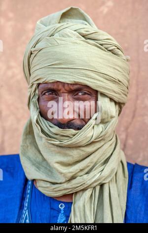 Mali, Timbuktu , Nahaufnahme eines tuareg-Mannes mit grünem Turban, Porträt eines Tuareg-Mannes mit grünem Turban Stockfoto