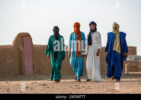 Junger, traditioneller Tuareg-Mann, der in Timbuktu, Mali, Westafrika spaziert Stockfoto