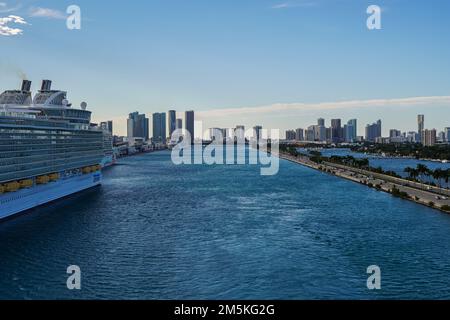 Miami, FL, USA 12 12 2022 Blick auf die wunderschönen Kreuzfahrtschiffe im Hafen von Miami Stockfoto