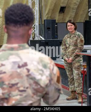 Chief Master Sgt. Der Air Force Joanne S. Bass hört auf eine Frage eines 332d Air Expeditionary Wing Airman während ihres Sammelgesprächs an einem geheimen Ort in Südwestasien am 23. März 2022. Während ihres Besuchs sprach Bass die Bedeutung der US-amerikanischen Air Force muss Airmen entwickeln und halten, die die persönlichen und beruflichen Eigenschaften fördern, die für den Erfolg notwendig sind. Stockfoto
