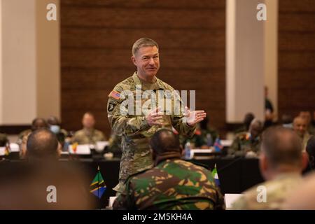 General James C. McConville, Stabschef der US-Armee, beantwortet eine Frage nach einer Bemerkung auf dem afrikanischen Landstreitkräfte-Gipfel am 22. März 2022 im Columbus Georgia Convention and Trade Center in Columbus, Georgia. General McConville kommentierte die Rolle des nicht kommissionierten Offiziers als entscheidenden Faktor für den Erfolg der US-Armee. Stockfoto