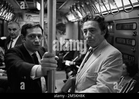 Fotografen Allyn z. Baum und Tony Vaccaro in der U-Bahn in NYC 1969. Beide Fotografen arbeiteten im LOOK Magazine Stockfoto