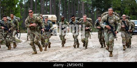 USA Soldaten der Georgia Army National Guard starten das 12 km lange Rruck march Event während des „Georgia National Guard Best Warrior Competition 2022“ in Fort Stewart, Georgia, 22. März 2022. Der Wettbewerb der besten Krieger testet die Bereitschaft und Anpassungsfähigkeit unserer Streitkräfte und bereitet unsere georgischen Wachmänner auf die unvorhersehbaren Herausforderungen von heute vor. Stockfoto