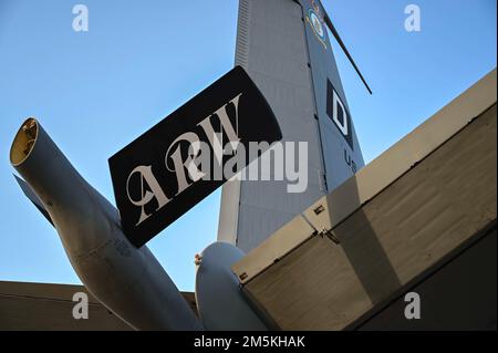 Auf dem Flaggschiff eines KC-135 Stratotanker-Flugzeugs wird am 23. März 2022 in der Royal Air Force Mildenhall, England, ein Aufkleber mit dem Aufdruck „100. Air Tanken Flügel“ angebracht. Flugbesatzungen, die der 351. Luftbetankungsschwadron zugeteilt wurden, führten vor einem reinen Frauenflug im Lichte der geschichtlichen Monate der Frauen eine Tour durch den geparkten KC-135 Stratotanker durch, die dem 100. Luftbetankungsflügel zugeteilt wurde. Stockfoto