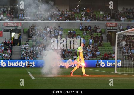 MELBOURNE, AUSTRALIEN. 17. Dezember 2022. Melbourne City gegen Melbourne Victory. Torwart Paul Izzo trägt ein Leuchtsignal, das auf den Platz geworfen wird. Stockfoto