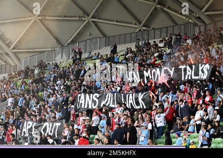 MELBOURNE, AUSTRALIEN. 17. Dezember 2022. Melbourne City gegen Melbourne Victory. Anhänger von Melbourne City im AAMI Park entfalten Banner, die dagegen protestieren Stockfoto