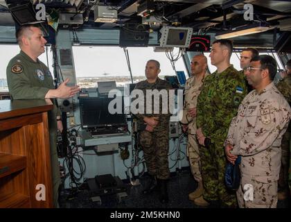 220322-N-OL632-1015 MARINESTÜTZPUNKT NORFOLK (22. März 2022) Cmdr. Tanner Acker, Navigationsoffizier der USS George H.W. Bush (CVN 77), spricht mit Studenten, Mitarbeitern und Führungskräften aus den USA Army war College International Fellowship Program während eines Besuchs des Schiffs, 22. März 2022. Die Tour bot ausländischen Offizieren ein besseres Verständnis der Mission und Fähigkeiten, die ein Flugzeugträger in eine Region bringt, und wie es während des Einsatzes operiert, Übungen durchführt und mit regionalen Partnern interagiert. George H.W. Bush stellt der nationalen Kommandobehörde flexibles, maßgeschneidertes Kampfkapabil zur Verfügung Stockfoto