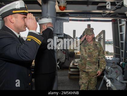 220322-N-OL632-1001 MARINESTÜTZPUNKT NORFOLK (22. MÄRZ 2022) USA Generalmajor der Armee David C. Hill, Kommandant, USA Army war College, kommt an Bord des Flugzeugträgers USS George H.W. Bush (CVN 77) für eine Tour durch das Schiff, 22. März 2022. Die Tour bot ausländischen Offizieren ein besseres Verständnis der Mission und Fähigkeiten, die ein Flugzeugträger in eine Region bringt, und wie es während des Einsatzes operiert, Übungen durchführt und mit regionalen Partnern interagiert. George H.W. Bush bietet der nationalen Kommandobehörde flexible, maßgeschneiderte Kampffähigkeiten als Flaggschiff der Trägerstreikgruppe Stockfoto