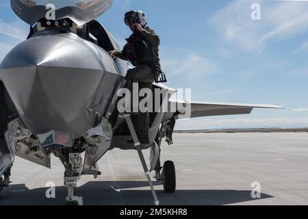 USA Marine Corps Pilot vom Marine Fighter Attack Training Squadron (VMFAT) 501 steigt auf einen F-35B Lightning II Kampfflugzeug am Mountain Home Air Force Base, Idaho, 22. März 2022. Die VMFAT-501 ist hier, um den Einsatz für die Ausbildung 1-22 durchzuführen, um Flugschülerpiloten zu trainieren, um in der Luftunterstützung und Sprengstoffabwurf für ihre zukünftige F-35B-Flotte gut zu sein. Stockfoto