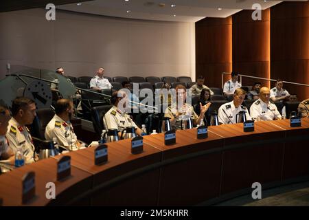 Generalmajor Chris R. Smith, USA Army Pacific's Deputy Commanding General – Australia, präsentiert seine Eröffnungsrede am 22. März im dritten Nepal-U.S. Gespräche der Landstreitkräfte in Fort Shafter, Hawaii. Die einwöchige Konferenz bot einen Ort für die bilaterale Abstimmung zwischen Führungskräften, indem Prioritäten bestätigt und neue Möglichkeiten für eine weitere Zusammenarbeit ausgelotet wurden, die zu einer höheren Effizienz durch einen stärkeren Informationsaustausch zur Unterstützung eines freien und offenen Indo-Pacific führte. Stockfoto