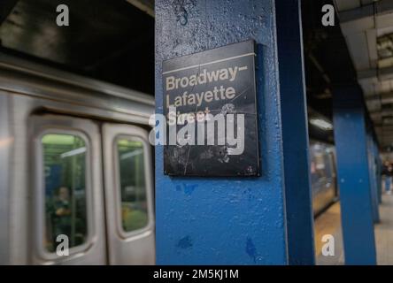 NEW YORK, NEW YORK. – 28. Dezember 2022: Ein Broadway-Lafayette Street-Bahnsteig ist in der New York City U-Bahn zu sehen. Stockfoto