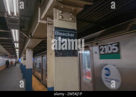 NEW YORK, NEW YORK. – 28. Dezember 2022: Ein Bleecker Street-Bahnsteig ist in der New York City U-Bahn zu sehen. Stockfoto
