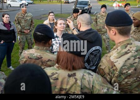 USA Air Force Defenders vom 423. Sicherheitsgeschwader nehmen am 22. März 2022 an einem Wet Lab Training in Royal Air Force Alconbury, England, Teil. Flugzeuge führten Nüchternheitstests an Freiwilligen durch, um die Marker von Trunkenheit am Steuer oder Fahren unter dem Einfluss besser zu identifizieren. Stockfoto