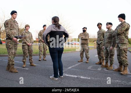 USA Air Force Defenders vom 423. Sicherheitsgeschwader nehmen am 22. März 2022 an einem Wet Lab Training in Royal Air Force Alconbury, England, Teil. Flugzeuge führten Nüchternheitstests an Freiwilligen durch, um die Marker von Trunkenheit am Steuer oder Fahren unter dem Einfluss besser zu identifizieren. Stockfoto