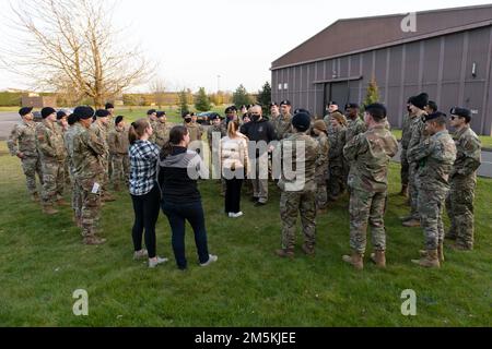 USA Air Force Defenders vom 423. Sicherheitsgeschwader nehmen am 22. März 2022 an einem Wet Lab Training in Royal Air Force Alconbury, England, Teil. Flugzeuge führten Nüchternheitstests an Freiwilligen durch, um die Marker von Trunkenheit am Steuer oder Fahren unter dem Einfluss besser zu identifizieren. Stockfoto