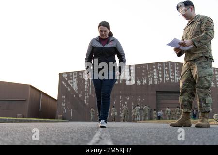 USA Air Force Defenders vom 423. Sicherheitsgeschwader nehmen am 22. März 2022 an einem Wet Lab Training in Royal Air Force Alconbury, England, Teil. Flugzeuge führten Nüchternheitstests an Freiwilligen durch, um die Marker von Trunkenheit am Steuer oder Fahren unter dem Einfluss besser zu identifizieren. Stockfoto
