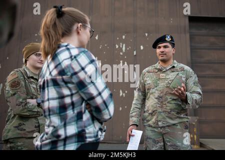 USA Air Force Defenders vom 423. Sicherheitsgeschwader nehmen am 22. März 2022 an einem Wet Lab Training in Royal Air Force Alconbury, England, Teil. Flugzeuge führten Nüchternheitstests an Freiwilligen durch, um die Marker von Trunkenheit am Steuer oder Fahren unter dem Einfluss besser zu identifizieren. Stockfoto