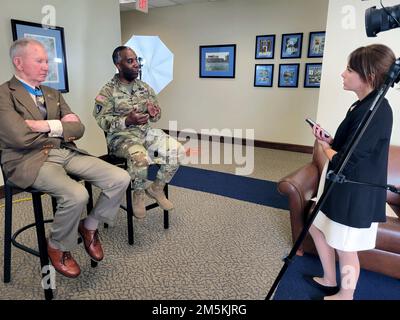 Jackie Pennoyer, Spezialist für öffentliche Angelegenheiten der USA Army Corps of Engineers, Charleston District, interviewt die USA Marinekorps Generalmajor (a.D.) James Livingston (links) und USA Armeebrig. General Jason Kelly, Commander der USA Armeekorps Der Ingenieure, Südatlantik-Division. Livingston, der mit einer Ehrenmedaille ausgezeichnet wurde, war Hauptredner während des kürzlich durchgeführten Military Leadership Development Program der Division. Der Charleston District war Gastgeber der Veranstaltung. Stockfoto