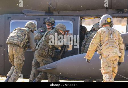 USA 1. Brigaden-Kampfteam, 82. Airborne Division, bilden Mitglieder des polnischen Militärs aus, wie man sie auf einem US-amerikanischen Schiff verladen kann Army Black Hawk Helikopter in Bircza, Polen, März 22. Die 82. Luftwaffe mit Sitz in Fort Bragg, N.C., wurde nach Polen entsandt, als Teil des starken und unermüdlichen Engagements für unsere NATO-Alliierten. Stockfoto