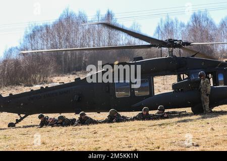 USA 1. Brigaden-Kampfteam, 82. Airborne Division, bilden Mitglieder des polnischen Militärs aus, wie man sie auf einem US-amerikanischen Schiff verladen kann Army Black Hawk Helikopter in Bircza, Polen, März 22. Die 82. Luftwaffe mit Sitz in Fort Bragg, N.C., wurde nach Polen entsandt, als Teil des starken und unermüdlichen Engagements für unsere NATO-Alliierten. Stockfoto