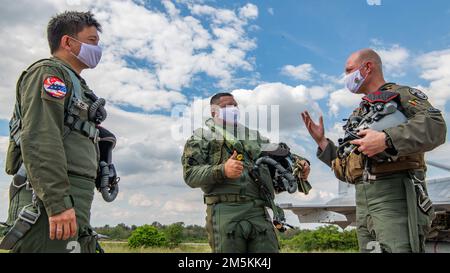 Royal Singapore Col. David „Rattle“ Kok, Left, Singapore COPE Tiger 2022 Exercise Director, Group Captain Sitthiphol Poetry, Center, Royal Thailand Exercise Director und U.S. Oberstleutnant Wesley ‚Viper‘ Hales, rechts, Befehlshaber der 8. Operationsgruppe, bereit zum Fliegen während Cope Tiger 2022 am Korat Royal Thai Air Base, Thailand, 18. März 2022. Cope Tiger ist eine jährliche multilaterale Luftübung, die darauf abzielt, die Kampfbereitschaft und die Interoperabilität zwischen der Republik Singapur, der Royal Thai und der US-Luftwaffe zu verbessern und gleichzeitig die militärischen Beziehungen der drei Nationen zu verbessern Stockfoto