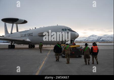 USA Die der 962. Aircraft Maintenance Unit zugeteilten Luftfahrzeuginstandhaltungseinheit überwachen ein E-3 Sentry Airborne Warning and Control System, während das Luftfahrzeug auf der gemeinsamen Basis Elmendorf-Richardson, Alaska, am 22. März 2022 abgeschleppt wird. Das Luftfahrzeug-Radar hat eine Reichweite von mehr als 200 Meilen für tief fliegende Ziele und weiter für Luft- und Raumfahrtfahrzeuge, die in mittleren bis hohen Höhen fliegen. Stockfoto