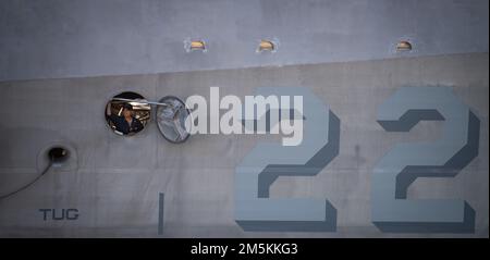 USS Kansas City (LCS 22) Sonar Technician Petty Officer 2. Klasse Jacob Griffin beobachtet den Fortschritt des Schiffes, während es sich dem Dock an der Anlegestelle Wharf 4 im Naval Surface Warfare Center, Port Hueneme Division nähert. Das Kampfschiff der littoralen Klasse befindet sich im Kriegsführungszentrum für einen Besuch eines Kampfsystembewertungsteams (CSAT), bei dem die im Kriegsführungszentrum tätigen technischen Mitarbeiter (ISEAs) die Bereitschaft des Schiffs beurteilen, Seeleute ausbilden und die erforderlichen Wartungsarbeiten durchführen. Stockfoto