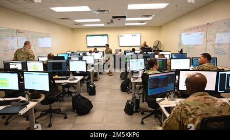 Mitglieder der 175. Cyberspace Operations Group und des 169. Cyber Protection Teams, Maryland Air National Guard, bereiten ihre Workstations vor dem Start von Cyber Blitz 22-3 am Warfield Air National Guard Base, Middle River, Maryland, am 23. März 2022 vor. Die Cyber-Blitz-Übung ist eine sich ständig weiterentwickelnde Cyber-Übung, die darauf abzielt, realistische offensive Operationen und kontradiktorische Effekte gegen Cyberschutzelemente zu liefern, die Verteidigungsoperationen in einem virtuellen Netzwerk durchführen. Stockfoto