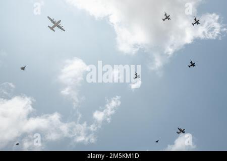 CAMP LEMONNIER, Dschibuti (März 23, 2022) Koalitionskräfte, darunter U.S. Marine VMM-161(-)REIN und French Armée de l'Air Flyover Camp Lemonnier, Djibouti (CLDJ) im Rahmen einer Trainingsübung, an der vier U.S. Marine Corps MV-22 Ospreys, zwei US KC-130J Super Hercules, Und drei französische Dassault Mirage 2000-Kampfflugzeuge. CLDJ dient als Expeditionssockel für US-Streitkräfte, die Schiffe, Flugzeuge und Personal unterstützen, die die Sicherheit in ganz Europa, Afrika und Südwestasien gewährleisten. Die Basis ermöglicht See- und Kampfeinsätze am Horn von Afrika und fördert dabei positive Stockfoto