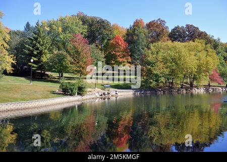 Elgin, Illinois, USA. Die Schönheit und Farbe der Herbstsaison zeigt sich an einem See in einem Park im Nordosten von Illinois. Stockfoto