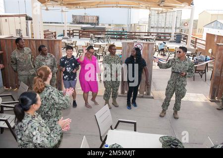 CAMP LEMONNIER, Dschibuti (23. März 2022) Vorstandsmitglieder des Joint Forces Diversity & Inclusion Committee in Camp Lemonnier, Dschibuti (CLDJ) veranstalten einen Bandschnitt, um ihre Errungenschaft als nicht-föderale Einheit (NFE) zu feiern, eine sich selbst tragende Organisation in einer militärischen Einrichtung. CLDJ dient als Expeditionsbasis für US-Streitkräfte, die Schiffe, Flugzeuge und Personal unterstützen, die die Sicherheit in ganz Europa, Afrika und Südwestasien gewährleisten. Die Basis ermöglicht maritime und Kampfoperationen am Horn von Afrika und fördert gleichzeitig positive Beziehungen zwischen den USA und Afrika. Stockfoto