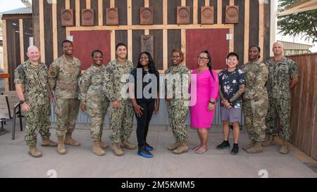 CAMP LEMONNIER, Dschibuti (23. März 2022) Vorstandsmitglieder des Joint Forces Diversity & Inclusion Committee in Camp Lemonnier, Dschibuti (CLDJ) veranstalten mit Unterstützung der Lagerführung einen Bandschnitt, um ihre Leistung zu feiern, eine nicht-föderale Einheit (NFE) zu werden, eine sich selbst tragende Organisation auf einer militärischen Einrichtung. CLDJ dient als Expeditionsbasis für US-Streitkräfte, die Schiffe, Flugzeuge und Personal unterstützen, die die Sicherheit in ganz Europa, Afrika und Südwestasien gewährleisten. Die Basis ermöglicht maritime und Kampfoperationen am Horn von Afrika und fördert gleichzeitig positive Ergebnisse Stockfoto