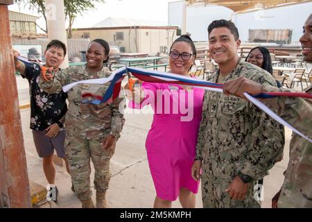 CAMP LEMONNIER, Dschibuti (23. März 2022) Vorstandsmitglieder des Joint Forces Diversity & Inclusion Committee in Camp Lemonnier, Dschibuti (CLDJ) veranstalten einen Bandschnitt, um ihre Errungenschaft als nicht-föderale Einheit (NFE) zu feiern, eine sich selbst tragende Organisation in einer militärischen Einrichtung. CLDJ dient als Expeditionsbasis für US-Streitkräfte, die Schiffe, Flugzeuge und Personal unterstützen, die die Sicherheit in ganz Europa, Afrika und Südwestasien gewährleisten. Die Basis ermöglicht maritime und Kampfoperationen am Horn von Afrika und fördert gleichzeitig positive Beziehungen zwischen den USA und Afrika. Stockfoto