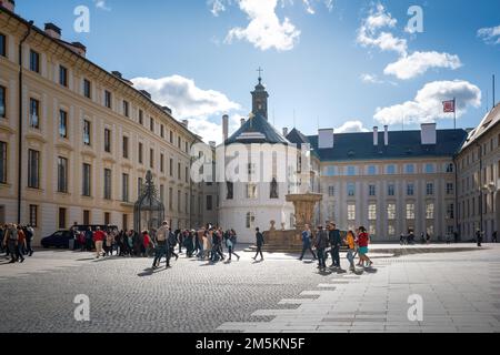 2. Innenhof der Prager Burg mit Kapelle des Heiligen Kreuzes und Kohls-Brunnen - Prag, Tschechische Republik Stockfoto