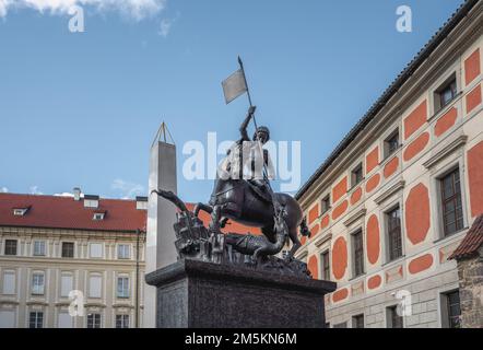 Statue des Heiligen Georges auf der Prager Burg 3. Innenhof mit Veitsdom - Prag, Tschechische Republik Stockfoto