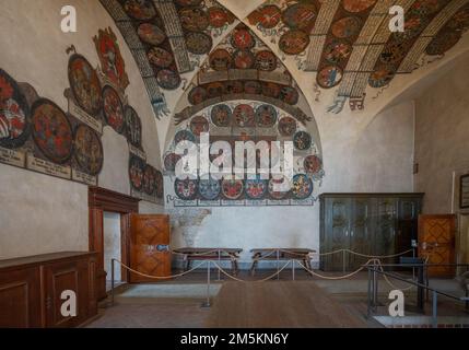 Landungsrollen mit Wappen im alten Königspalast der Prager Burg - Prag, Tschechische Republik Stockfoto