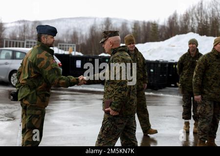 Der Befehlshaber des Marine Corps, General David H. Berger, begrüßt Oberst Eirik Stueland der Royal Norwegian Air Force bei Exercise Cold Response 2022, Bardufoss, Norwegen, 23. März 2022. Stueland ist der befehlshabende Offizier des Hubschrauberflügels. Übung Cold Response '22 ist eine alle zwei Jahre stattfindende norwegische nationale Bereitschafts- und Verteidigungsübung, die in ganz Norwegen stattfindet, unter Beteiligung jedes seiner Militärdienste sowie von 26 weiteren alliierten Nationen und regionalen Partnern der Nordatlantikvertrags-Organisation. Stockfoto