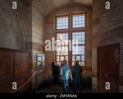 Verteidigungsfenster im Alten Königspalast der Prager Burg - Prag, Tschechische Republik Stockfoto