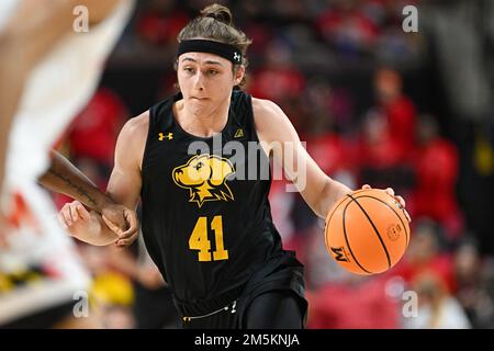 College Park, MD, USA. 29. Dezember 2022. Jacob Boonyasith (41), Wächter der UMBC Retrievers, dribbelt während des NCAA-Basketballspiels zwischen den UMBC Retrievers und den Maryland Terrapins im Xfinity Center in College Park, MD. Reggie Hildred/CSM/Alamy Live News Stockfoto