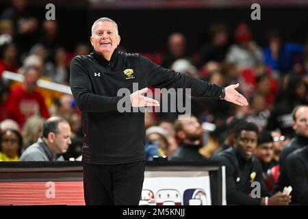 College Park, MD, USA. 29. Dezember 2022. Jim Ferry, Cheftrainer der UMBC Retrievers, reagiert während des NCAA-Basketballspiels zwischen den UMBC Retrievers und den Maryland Terrapins im Xfinity Center in College Park, MD. Reggie Hildred/CSM/Alamy Live News Stockfoto