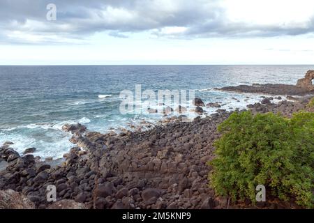 Felsiger Strand von Albion im Westen der tropischen Insel Mauritius, Afrika Stockfoto