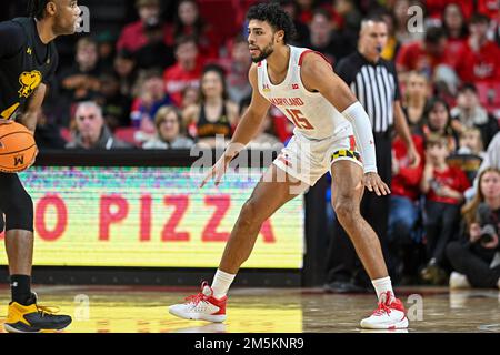 College Park, MD, USA. 29. Dezember 2022. Patrick Emilien (15) verteidigt die Maryland Terrapins Forward während des NCAA-Basketballspiels zwischen den UMBC Retrievers und den Maryland Terrapins im Xfinity Center in College Park, MD. Reggie Hildred/CSM/Alamy Live News Stockfoto