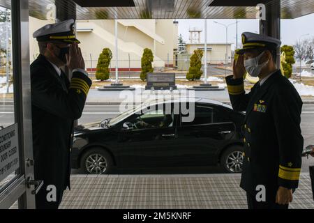 MISAWA, Japan (23. März 2022) – Kapitän Paul A. Hockran, Left, Befehlshaber der Naval Air Facility (NAF) Misawa, salutiert nach einer Sitzung der japanischen Marine Self-Defense Force Rear ADM. Takumaru Furihata, Befehlshaber, Fleet Air Wing 2. Ziel der Sitzung war es, Kommunikationsbemühungen und Interoperabilität zu erörtern. NAF Misawa bietet Unterstützung und Dienstleistungen für die Luftfahrt- und Bodenlogistik in allen permanenten und transienten USA Navy und USA Marinekorps in Nordjapan. Stockfoto