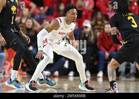 College Park, MD, USA. 29. Dezember 2022. Maryland Terrapins Guard Jahmir Young (1) verteidigt während des NCAA-Basketballspiels zwischen den UMBC Retrievers und den Maryland Terrapins im Xfinity Center in College Park, MD. Reggie Hildred/CSM/Alamy Live News Stockfoto