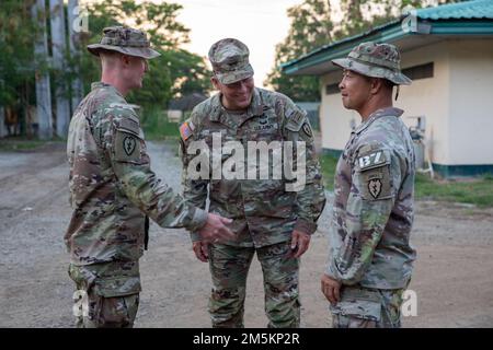 USA Generalmajor Joseph A. Ryan, der kommandierende General der 25. Infanterie-Division, spricht mit den USA Army 3. Infanterie-Brigade-Kampfkommandant Oberst Josh R. Bookout und USA Oberfeldwebel Thinh T. Huynh, Oberfeldwebel des 3. Infanterie-Brigaden-Kampfteams, 25. Infanterie-Division, während eines Besuchs in Fort Magsaysay während Salaknib 2022, in Fort Magsaysay, Nueva Ecija, Philippinen, 23. März, 2022. Salaknib wird jährlich von der philippinischen Armee geführt Von der Army Pacific gesponserte bilaterale Übung zur Verbesserung der Kapazitäten der US- und der philippinischen Armee Stockfoto