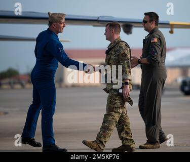 USA Navy LT. Griffin Stangel, ein Pilot der Blue Angels, wird bei Ankunft am MacDill Luftwaffenstützpunkt, Florida, am 23. März 2022 von 6. Air Tanken Wing Airmen begrüßt. Die Blue Angels sollen das Tampa Bay AirFest mit Künstlern und Flugzeugen aus allen anderen Zweigen des Militärs in die Schlagzeilen bringen. Stockfoto