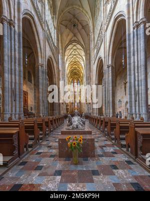 St. Veitsdom im Inneren der Prager Burg - Prag, Tschechische Republik Stockfoto