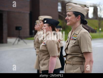 Am Mittwoch, den 23. März 2022, richtete das Marinemedizinische Zentrum Camp Lejeune eine Veranstaltung zum Gedenken an den Women's History Month aus. Die Veranstaltung fand vor den Fahnenstangen des Medical Centers statt, als eine ausschließlich weibliche Ehrengarde eine besondere Morgenfeier veranstaltete. Im Einklang mit dem diesjährigen Thema des Women’s History Month „Providing Healing, Promoting Hope“, Gastredner USA Marinekapitän Alison Castro, NMCCL-Direktorin für Krankenpflege, sprach von ihrer Reise als Krankenschwester in der Marine und erkannte den bedeutenden Einfluss an, den Frauen seit Jahrhunderten im medizinischen Bereich haben Stockfoto